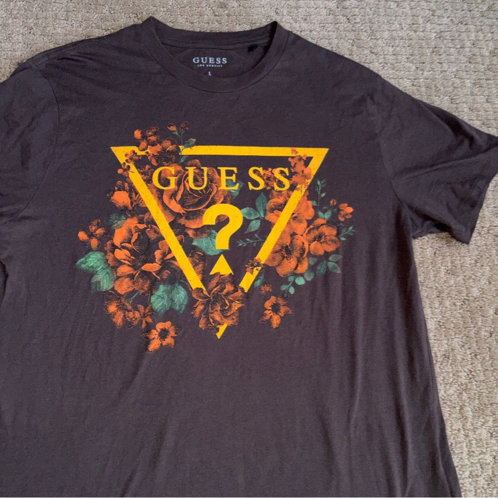 GUESS Men's Graphic T-Shirt Classic triangle logo size large
